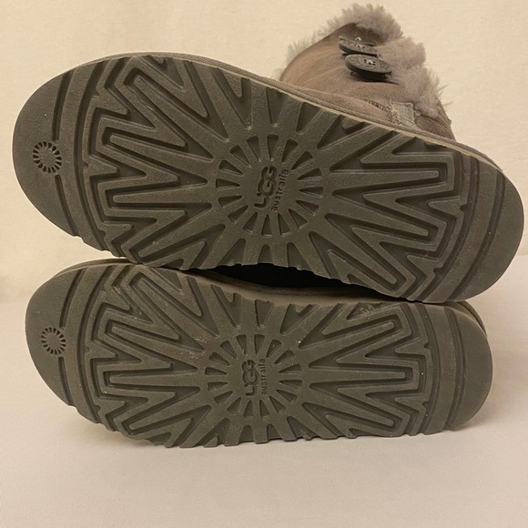 UGG Bailey Button Triplet II Boots Gray Size 5 Womens 1873 Plush Sheepskin - Picture 10 of 13